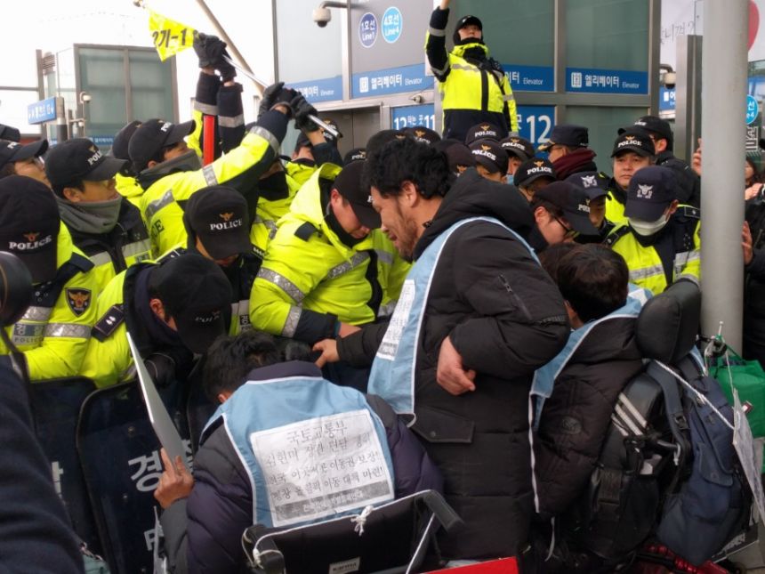 누구도 배제되지 않는(Leave no one behind!) 세상을 향한 2박3일 서울역 노숙농성 사진기록