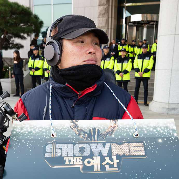 국회의원회관 앞에서 외차다. "예산반영없는 장애등급제 단계적 폐지는 '단계적 사기행각'이다! "(2018.11.5.)