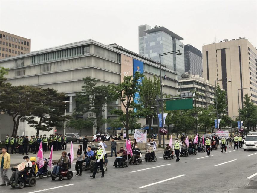 첫번째 '인권과 평등'을 향한 장애인들의 존엄한 행진 (Disability Pride March)
