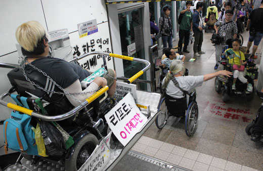 박현은 시설에서 나온 노들장애인야학 학생입니다.