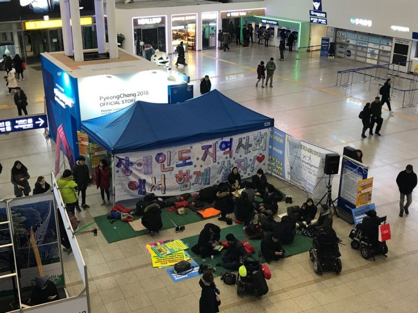 누구도 배제되지 않는(Leave no one behind!) 세상을 향한 2박3일 서울역 노숙농성 사진기록