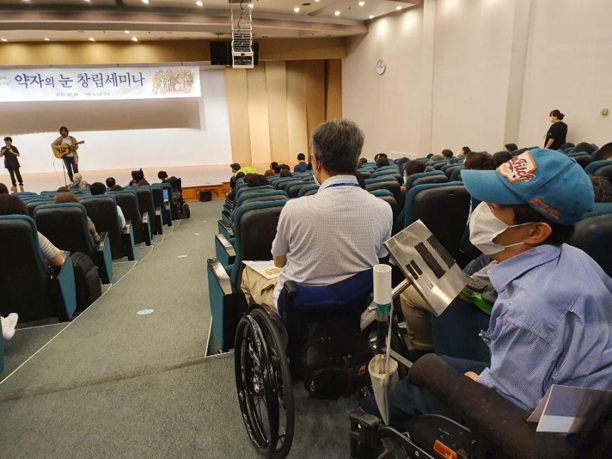 서울시 권리중심의 중증장애인맞춤형 공공일자리 참여자 활동 사진들입니다. (2020.7)