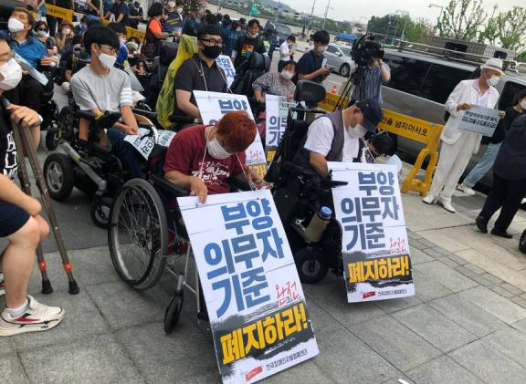 서울시 권리중심의 중증장애인맞춤형 공공일자리 참여자 활동 사진들입니다. (2020.7)