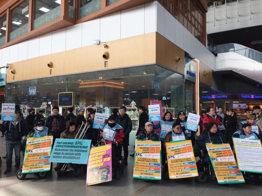 누구도 배제되지 않는(Leave no one behind!) 세상을 향한 2박3일 서울역 노숙농성 사진기록