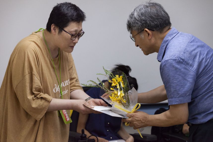 개교기념일에는 특별한 행사가 있었습니다. (신지균 장학금 수여식)