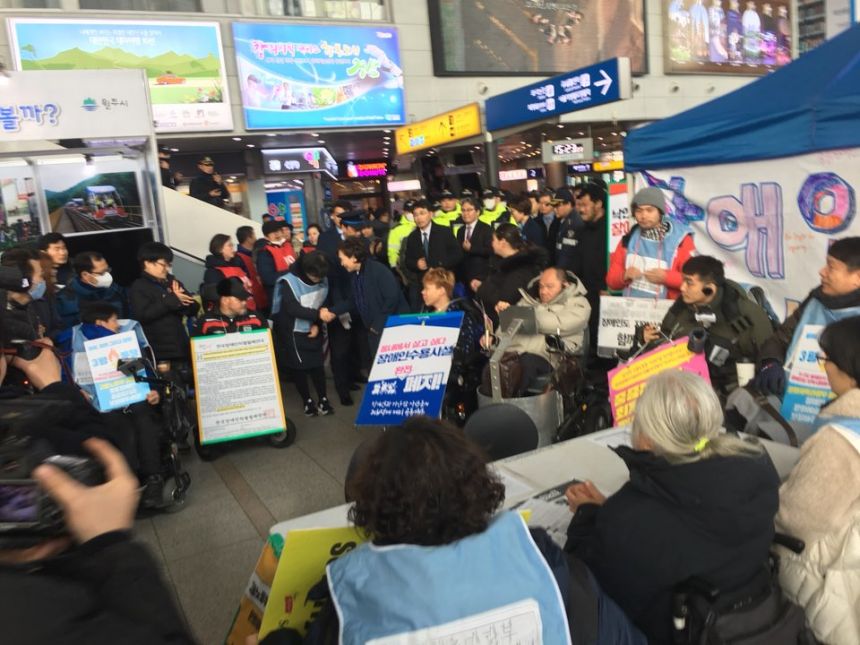 누구도 배제되지 않는(Leave no one behind!) 세상을 향한 2박3일 서울역 노숙농성 사진기록
