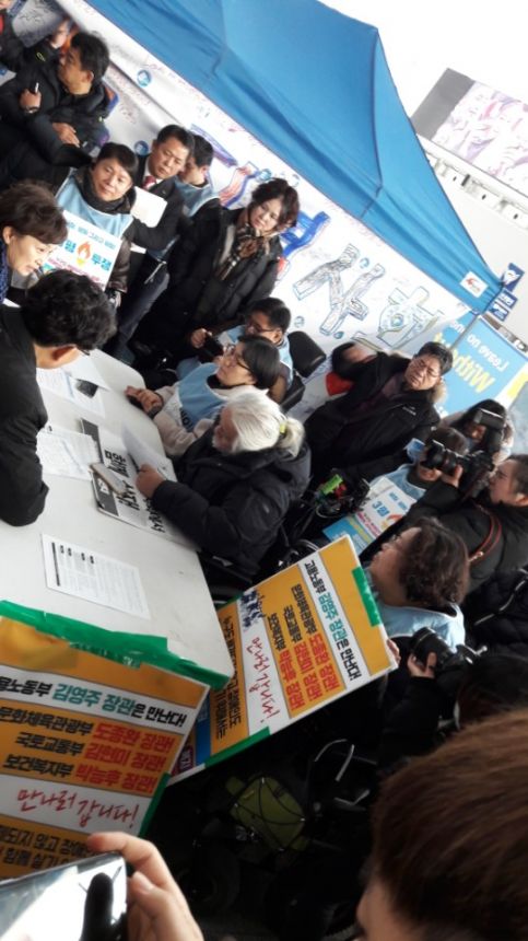 누구도 배제되지 않는(Leave no one behind!) 세상을 향한 2박3일 서울역 노숙농성 사진기록