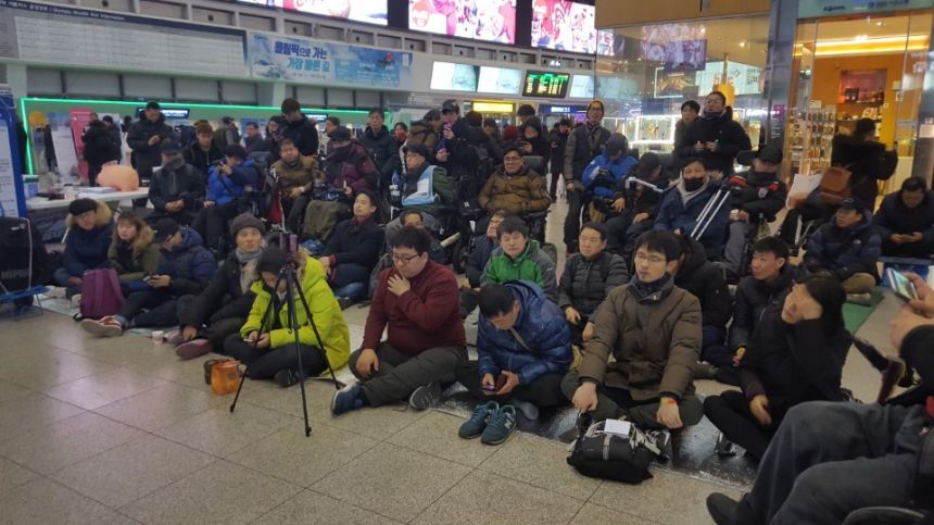 누구도 배제되지 않는(Leave no one behind!) 세상을 향한 2박3일 서울역 노숙농성 사진기록