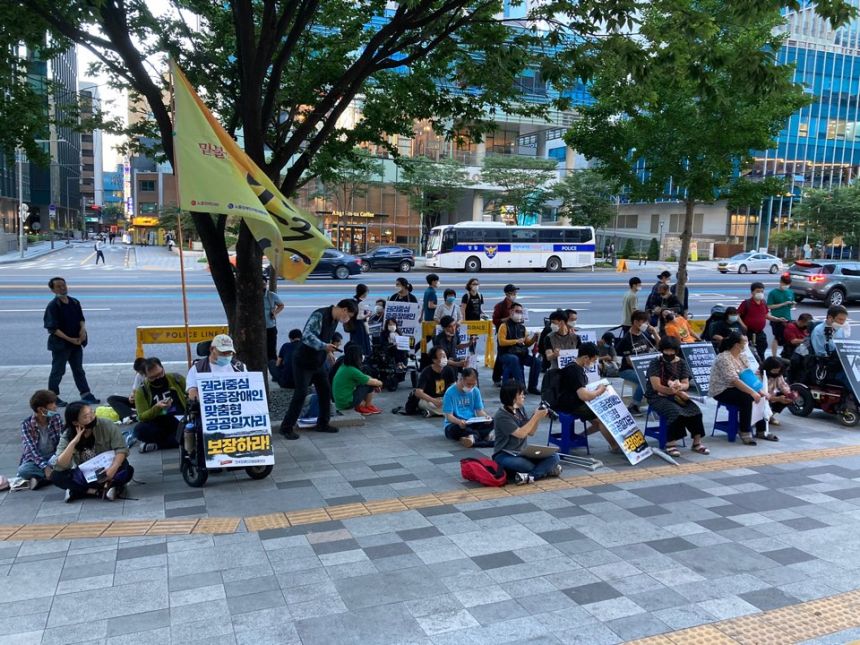 서울시 권리중심의 중증장애인맞춤형 공공일자리 참여자 활동 사진들입니다. (2020.7)