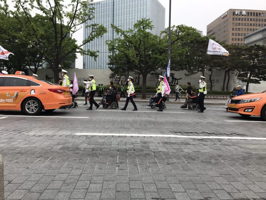 첫번째 '인권과 평등'을 향한 장애인들의 존엄한 행진 (Disability Pride March)