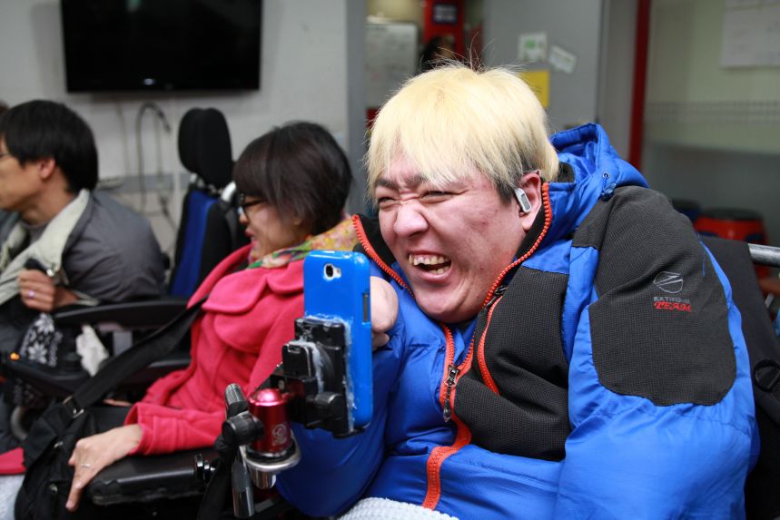 박현은 시설에서 나온 노들장애인야학 학생입니다.