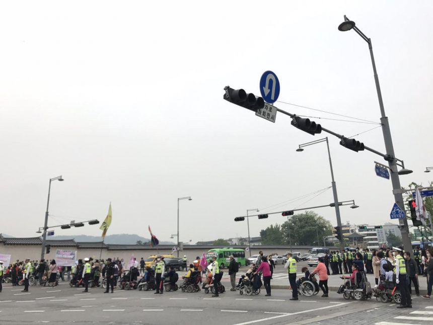 첫번째 '인권과 평등'을 향한 장애인들의 존엄한 행진 (Disability Pride March)
