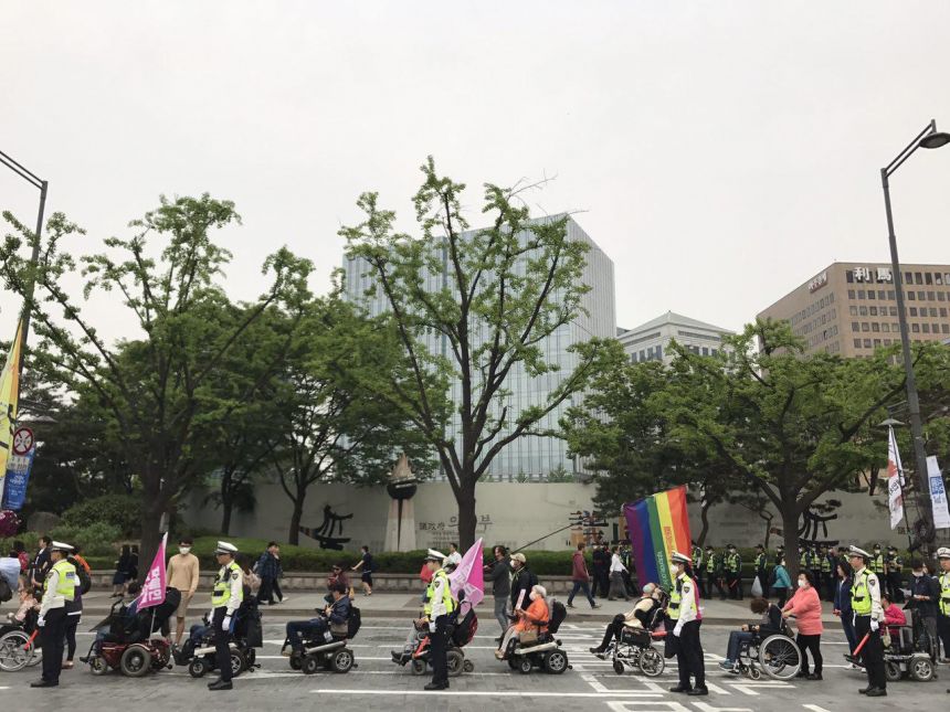 첫번째 '인권과 평등'을 향한 장애인들의 존엄한 행진 (Disability Pride March)