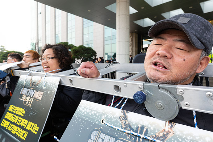 국회의원회관 앞에서 외차다. "예산반영없는 장애등급제 단계적 폐지는 '단계적 사기행각'이다! "(2018.11.5.)