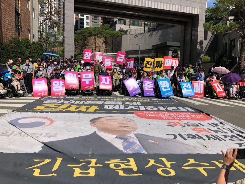 서울시 권리중심의 중증장애인맞춤형 공공일자리 참여자 활동 사진들입니다. (2020.7)