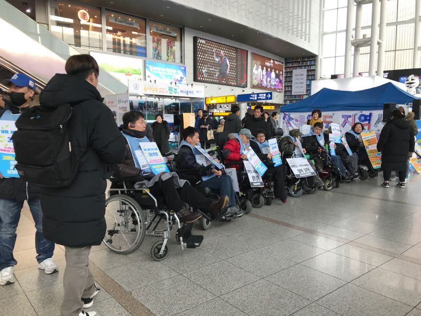누구도 배제되지 않는(Leave no one behind!) 세상을 향한 2박3일 서울역 노숙농성 사진기록