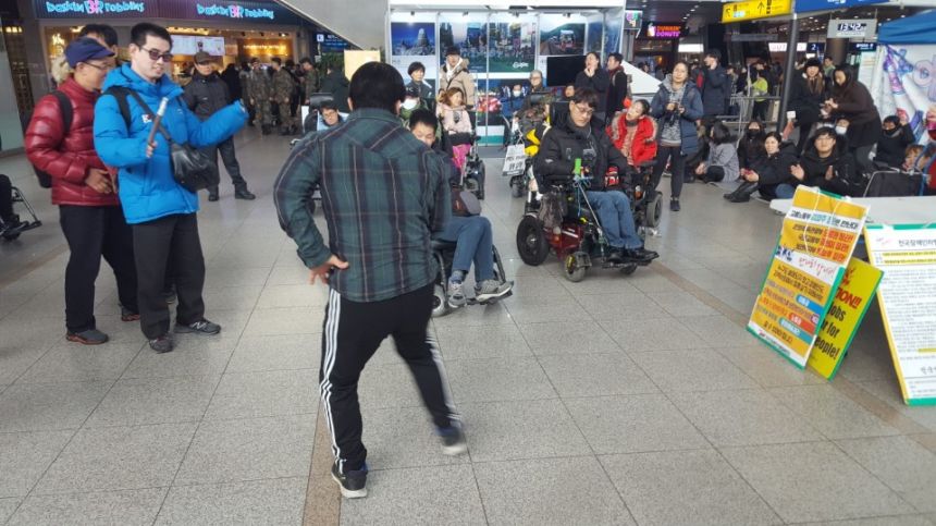 누구도 배제되지 않는(Leave no one behind!) 세상을 향한 2박3일 서울역 노숙농성 사진기록