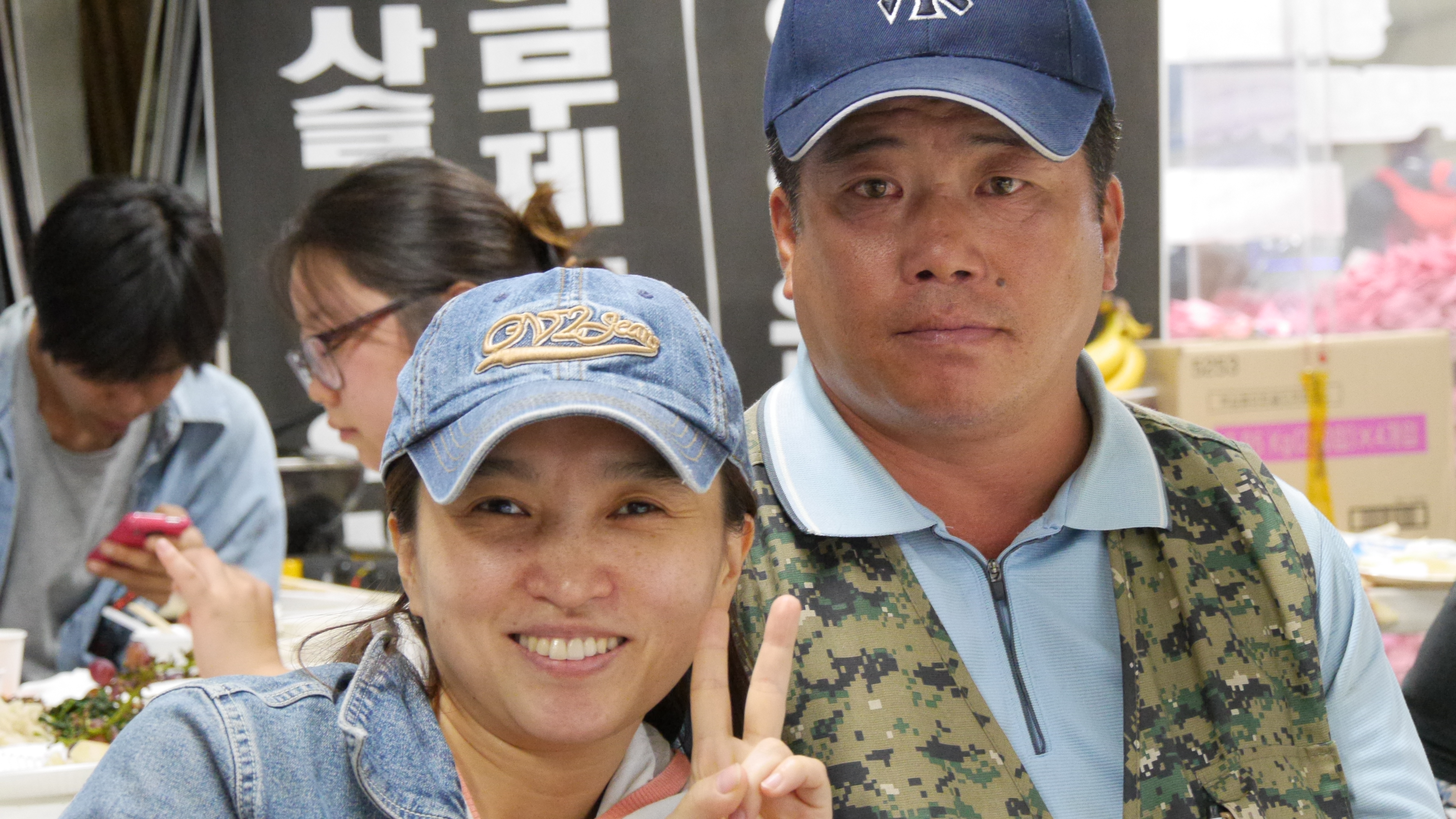 지우, 지훈이 영정을 딱아주는 아빠.. ^^ 4번째 농성장에서 맞이하는 추석날 풍경이여요(2015.9.27.)