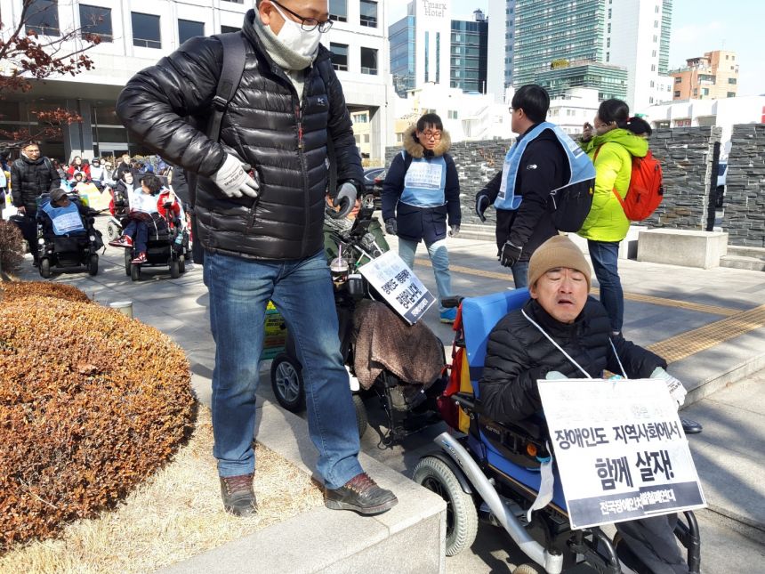 누구도 배제되지 않는(Leave no one behind!) 세상을 향한 2박3일 서울역 노숙농성 사진기록