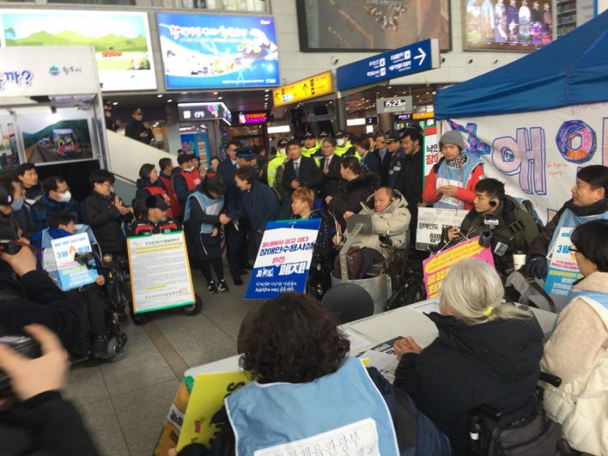누구도 배제되지 않는(Leave no one behind!) 세상을 향한 2박3일 서울역 노숙농성 사진기록