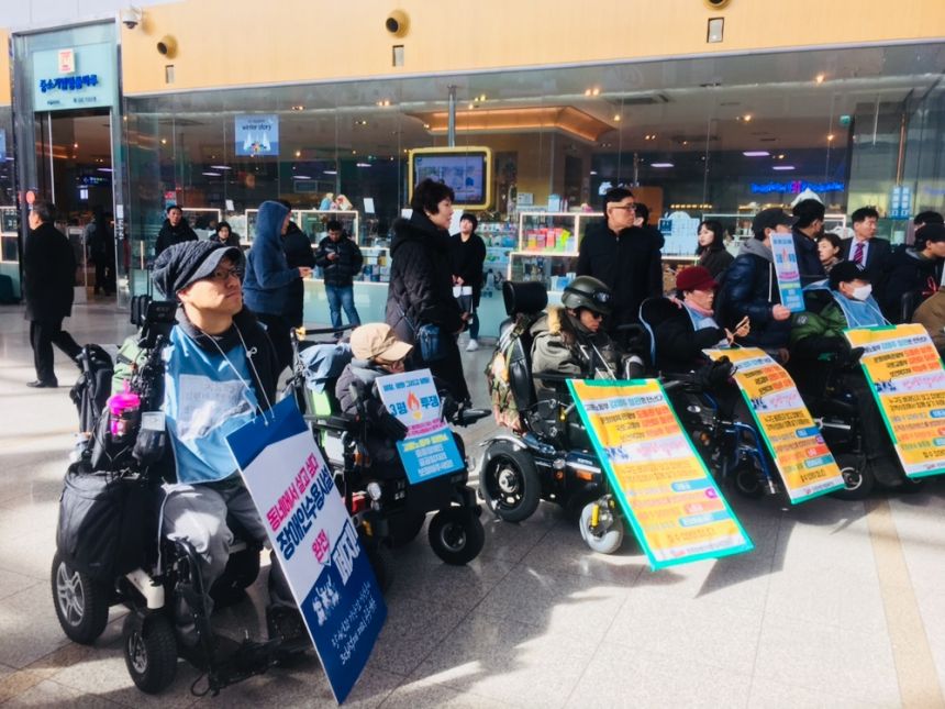 누구도 배제되지 않는(Leave no one behind!) 세상을 향한 2박3일 서울역 노숙농성 사진기록