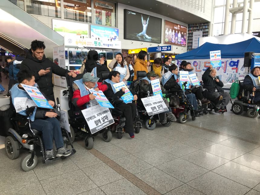 누구도 배제되지 않는(Leave no one behind!) 세상을 향한 2박3일 서울역 노숙농성 사진기록