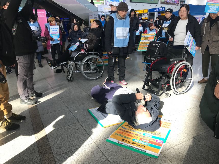 누구도 배제되지 않는(Leave no one behind!) 세상을 향한 2박3일 서울역 노숙농성 사진기록