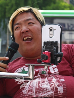 박현은 시설에서 나온 노들장애인야학 학생입니다.