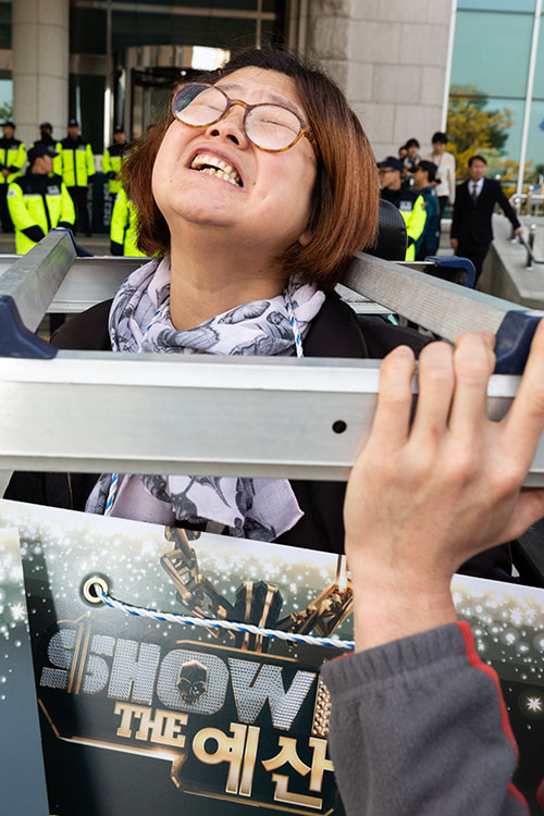 국회의원회관 앞에서 외차다. "예산반영없는 장애등급제 단계적 폐지는 '단계적 사기행각'이다! "(2018.11.5.)