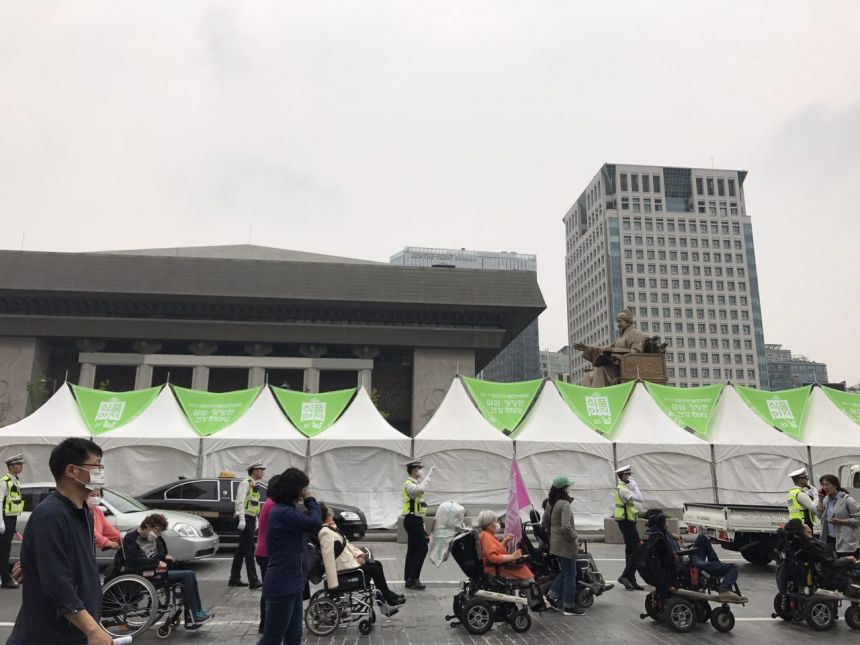 첫번째 '인권과 평등'을 향한 장애인들의 존엄한 행진 (Disability Pride March)