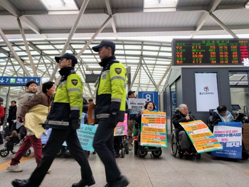 누구도 배제되지 않는(Leave no one behind!) 세상을 향한 2박3일 서울역 노숙농성 사진기록