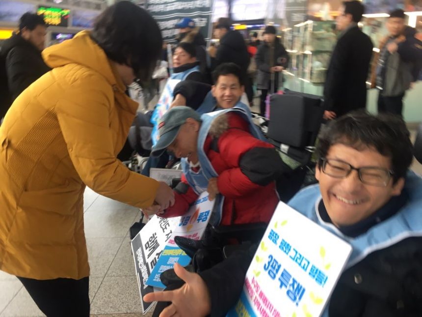 누구도 배제되지 않는(Leave no one behind!) 세상을 향한 2박3일 서울역 노숙농성 사진기록