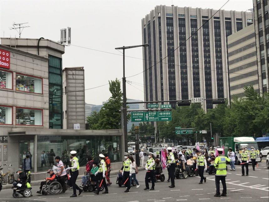 첫번째 '인권과 평등'을 향한 장애인들의 존엄한 행진 (Disability Pride March)