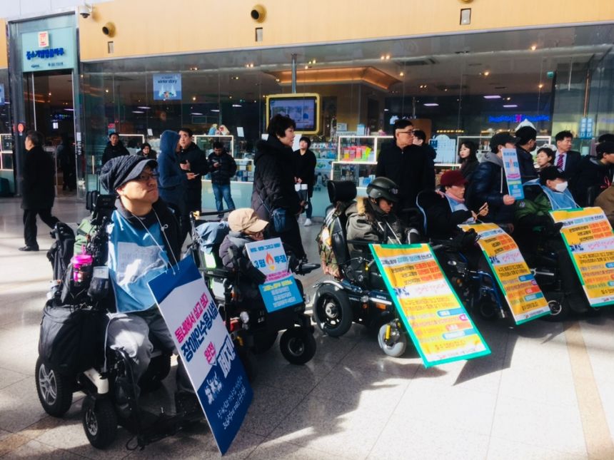 누구도 배제되지 않는(Leave no one behind!) 세상을 향한 2박3일 서울역 노숙농성 사진기록