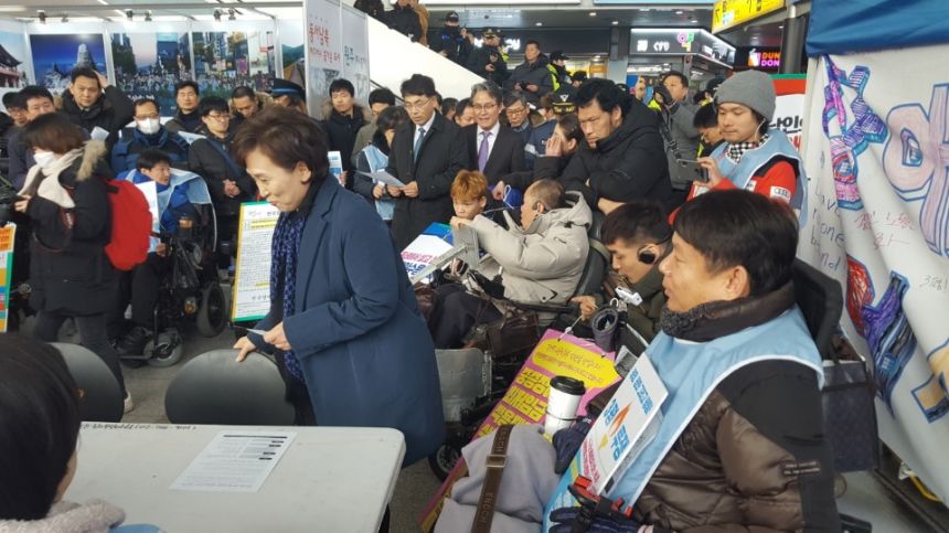 누구도 배제되지 않는(Leave no one behind!) 세상을 향한 2박3일 서울역 노숙농성 사진기록