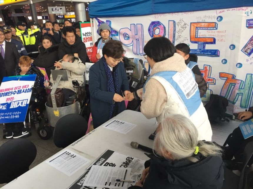 누구도 배제되지 않는(Leave no one behind!) 세상을 향한 2박3일 서울역 노숙농성 사진기록