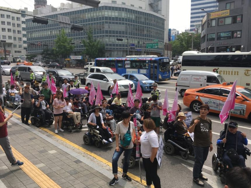 장애인 사회적 총파업하다.