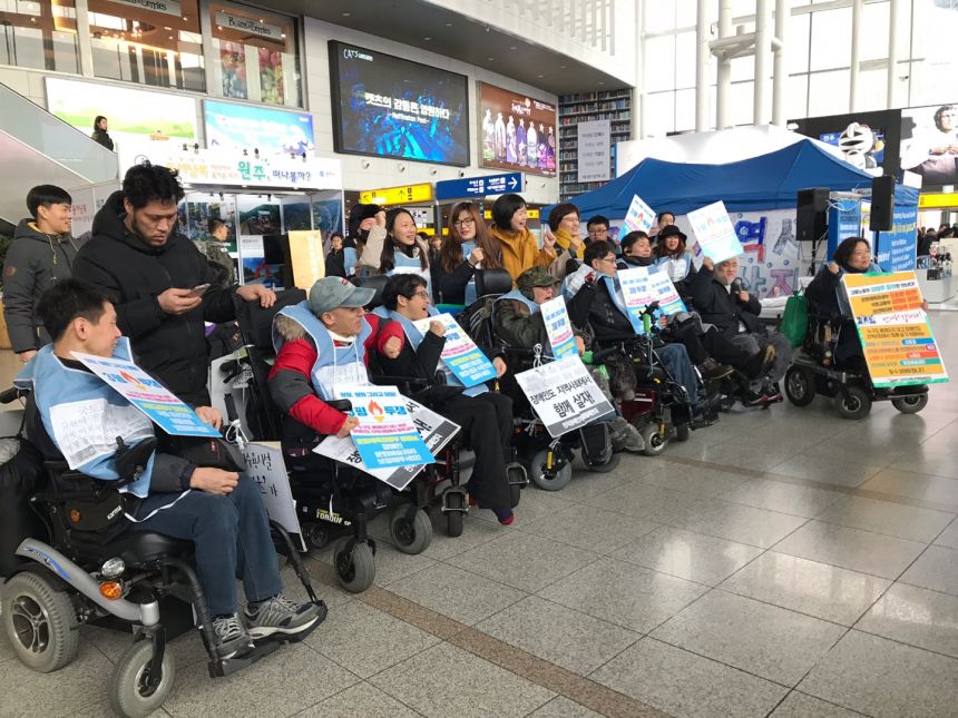누구도 배제되지 않는(Leave no one behind!) 세상을 향한 2박3일 서울역 노숙농성 사진기록